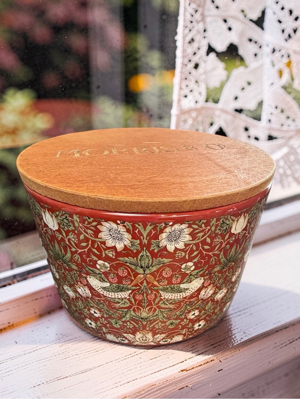Morris & Co. NWT 20 Oz Strawberry Thief Chestnut Scented Glass Jar Candle & Lid